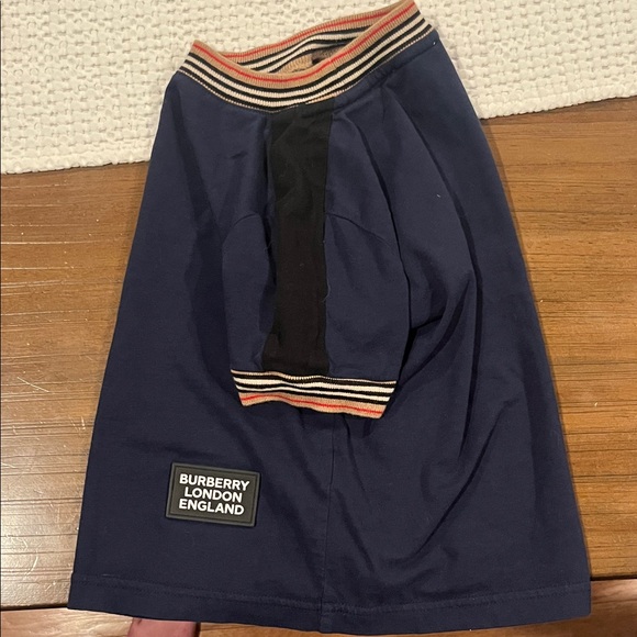 Burberry Kids Navy T-Shirt with Red and Black Accents - Picture 7 of 7